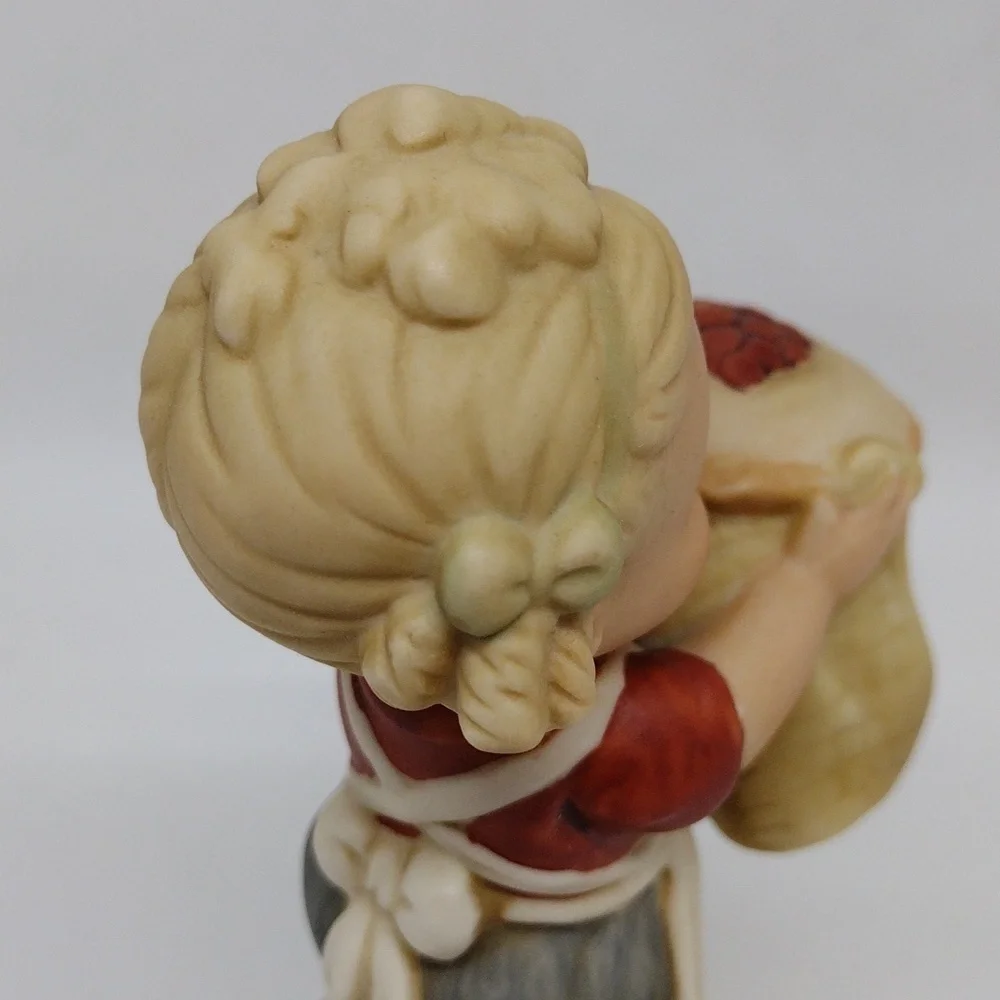 Vintage Enesco Special Edition 1989 Girl with Pie Porcelain‎ Figurine